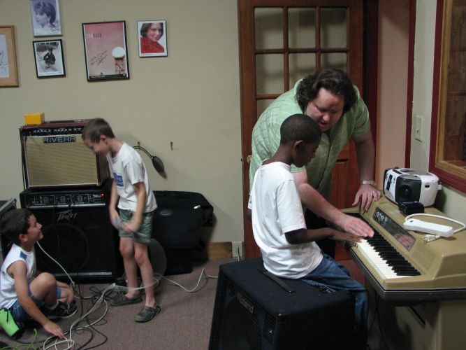 Joey Stuckey with students in studio 9